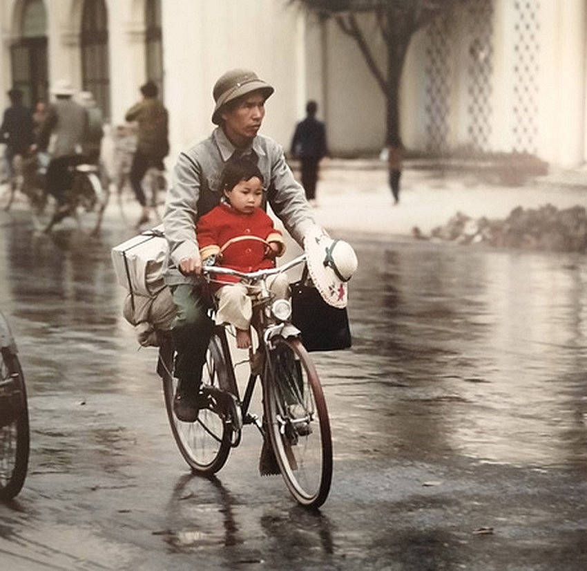 In the photo: Thomas captured a man with his baby on a bicycle in Hanoi during the 1970s. In the photo: Thomas captured a man with his baby on a bicycle in Hanoi during the 1970s.