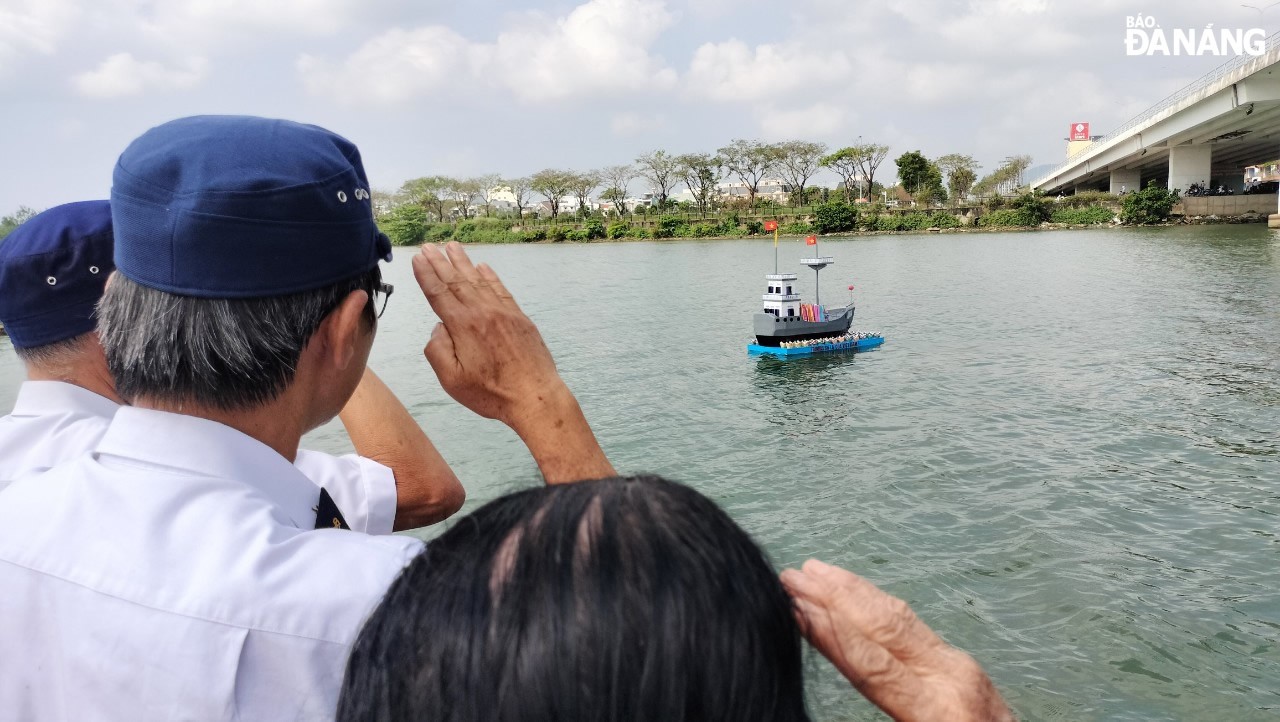 The veterans and the fallen soldiers’ families offered incense and then released rafts with flowers on Han River in memory of the soldiers. The veterans and the fallen soldiers’ families offered incense and then released rafts with flowers on Han River in memory of the soldiers.