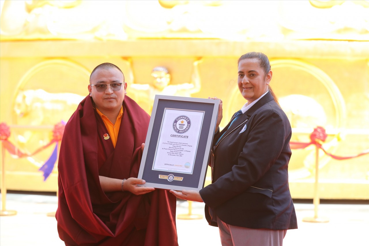 Bà Sonia Ushirogochid - đại diện Tổ chức Kỷ lục Guinness Thế giới trao chứng nhận Đại bảo tháp Kinh luân lớn nhất thế giới. Bà Sonia Ushirogochid - đại diện Tổ chức Kỷ lục Guinness Thế giới trao chứng nhận Đại bảo tháp Kinh luân lớn nhất thế giới.