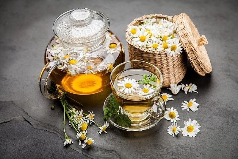 Drinking chrysanthemum tea helps relieve stress, relaxes the mind