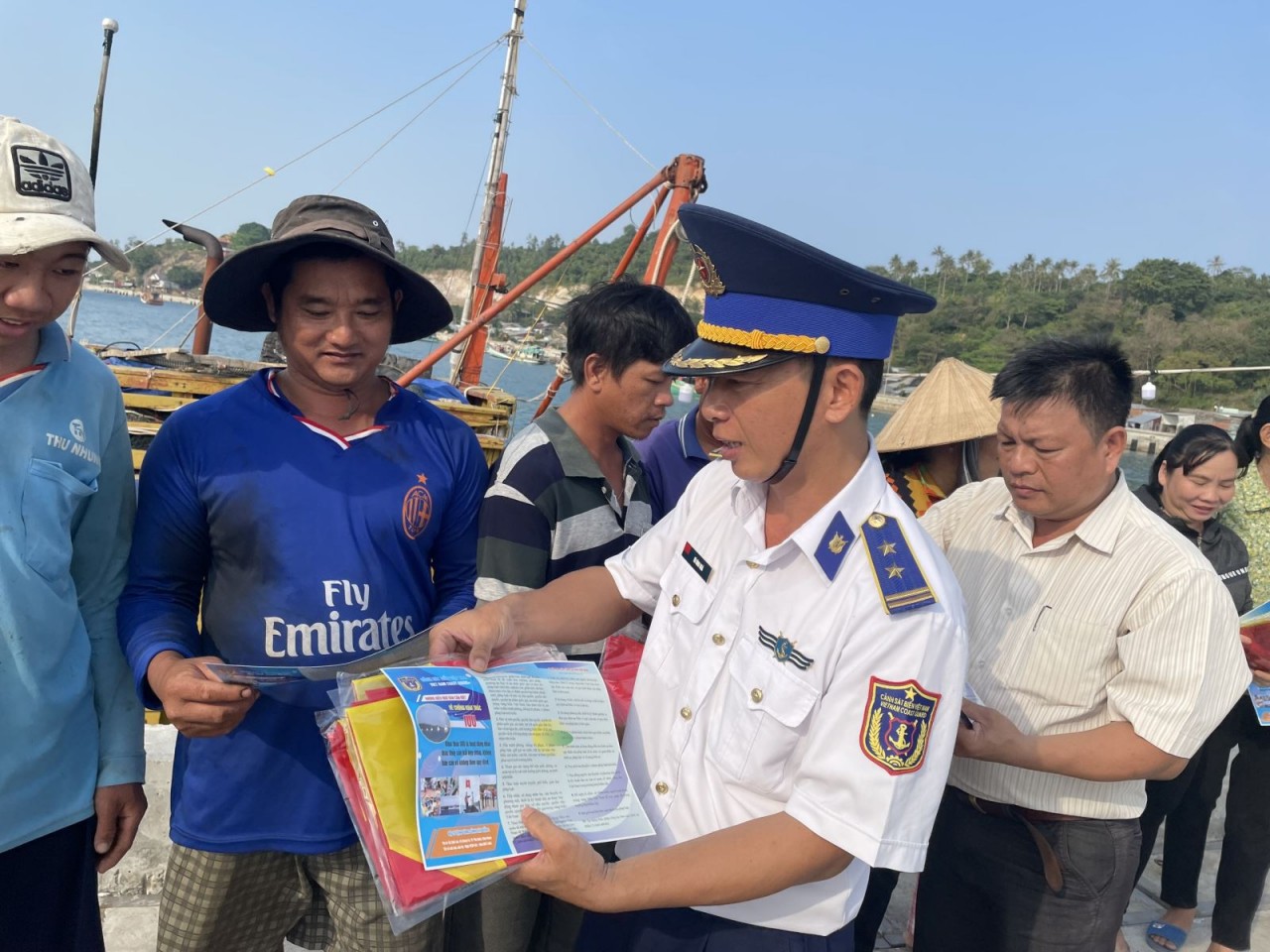 Officers of Coast Guard Region 4 distributes leaflets directly to fishermen at the fishing port. Photo: VNA Officers of Coast Guard Region 4 distributes leaflets directly to fishermen at the fishing port. Photo: VNA