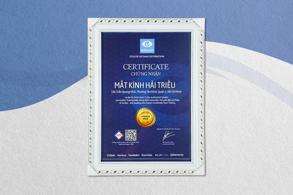 Giấy chứng nhận đại lý ủy quyền của hàng loạt thương hiệu mắt kính cao cấp cấp cho chuỗi bán lẻ Kính Hải Triều. Giấy chứng nhận đại lý ủy quyền của hàng loạt thương hiệu mắt kính cao cấp cấp cho chuỗi bán lẻ Kính Hải Triều.