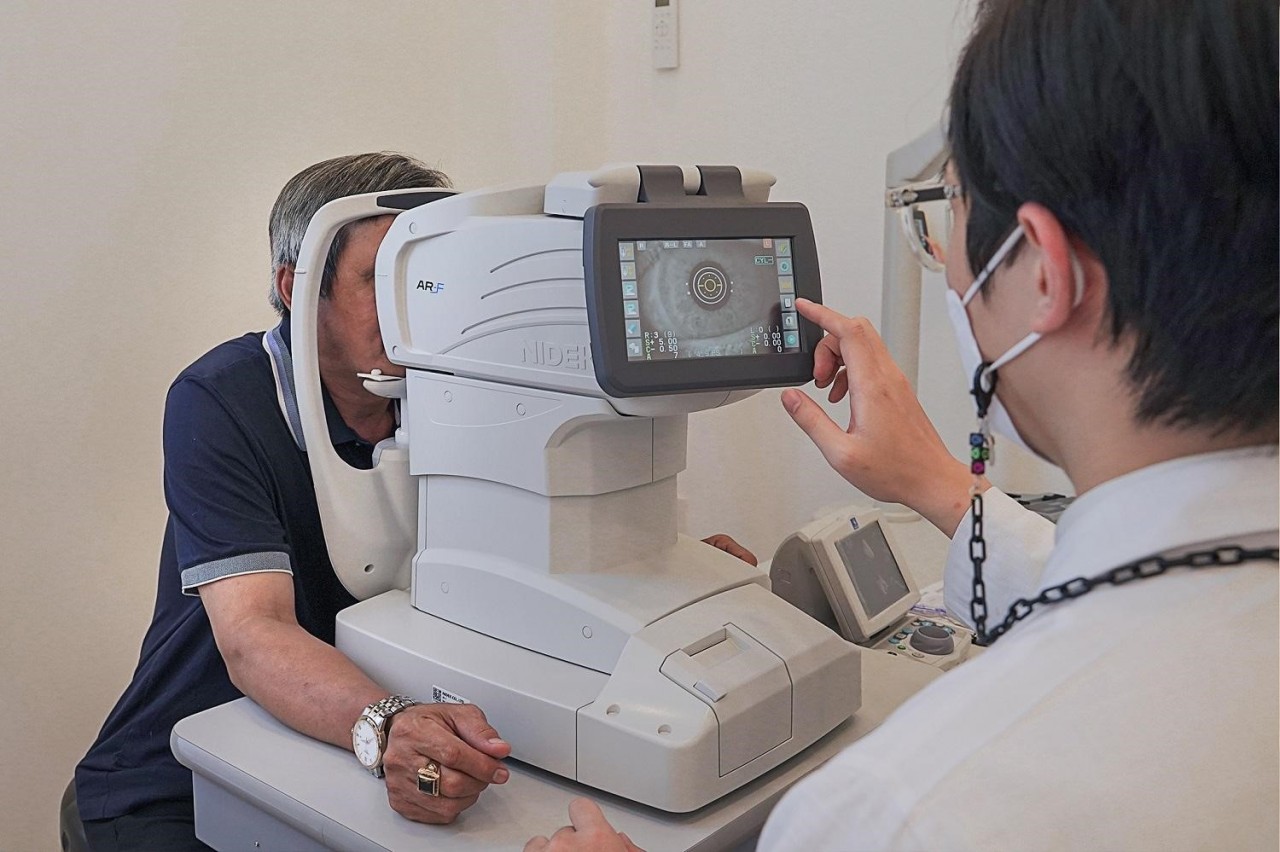 Khách hàng đang đo, cắt kính cận theo tiêu chuẩn quốc tế tại Kính Hải Triều. Khách hàng đang đo, cắt kính cận theo tiêu chuẩn quốc tế tại Kính Hải Triều.
