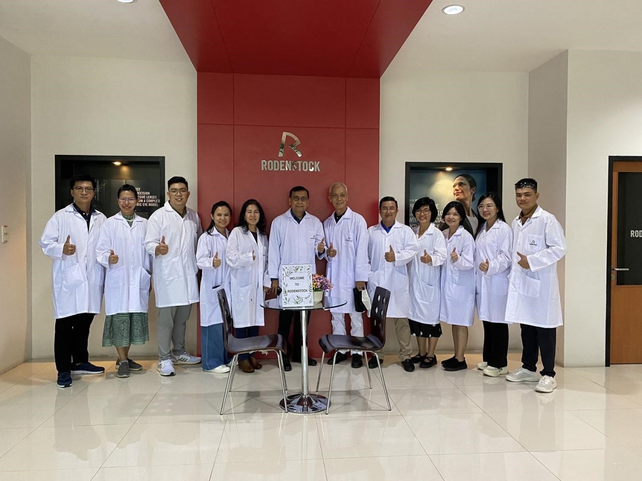 Đội ngũ kỹ thuật viên Kính Hải Triều thăm trực tiếp nhà máy sản xuất tròng kính Rodenstock của Đức. Đội ngũ kỹ thuật viên Kính Hải Triều thăm trực tiếp nhà máy sản xuất tròng kính Rodenstock của Đức.