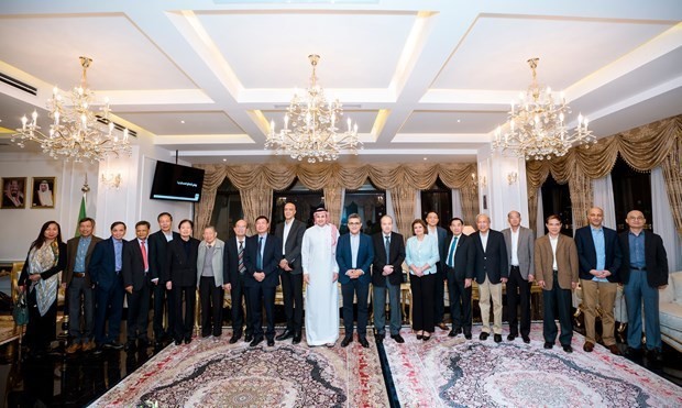Ambassadors of Arab countries to Vietnam and former Vietnamese ambassadors to Arab countries (Photo courtesy of Saudi Arabian Embassy in Vietnam Ambassadors of Arab countries to Vietnam and former Vietnamese ambassadors to Arab countries (Photo courtesy of Saudi Arabian Embassy in Vietnam