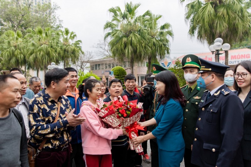 Đón đoàn khách du lịch Trung Quốc đầu tiên qua cửa khẩu Móng Cái | Báo Công Thương Đón đoàn khách du lịch Trung Quốc đầu tiên qua cửa khẩu Móng Cái | Báo Công Thương