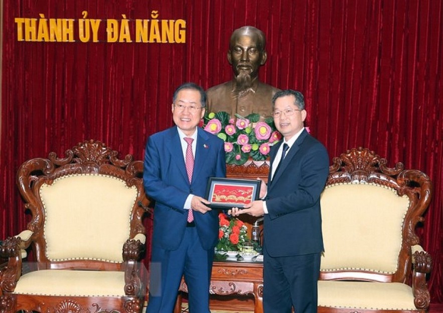 Secretary of the Da Nang City Party Committee Nguyen Van Quang (R) presents a souvenir to Mayor of Daegu City Hong Joon Pyo (Photo: VNA) Secretary of the Da Nang City Party Committee Nguyen Van Quang (R) presents a souvenir to Mayor of Daegu City Hong Joon Pyo (Photo: VNA)
