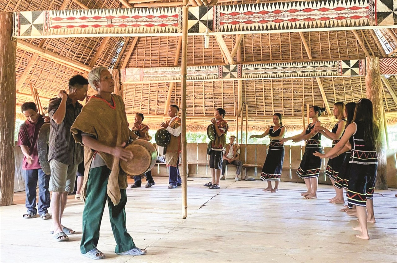 Cồng chiêng và những chiếc áo vỏ cây: Báu vật của người dân Đăk Long Cồng chiêng và những chiếc áo vỏ cây: Báu vật của người dân Đăk Long