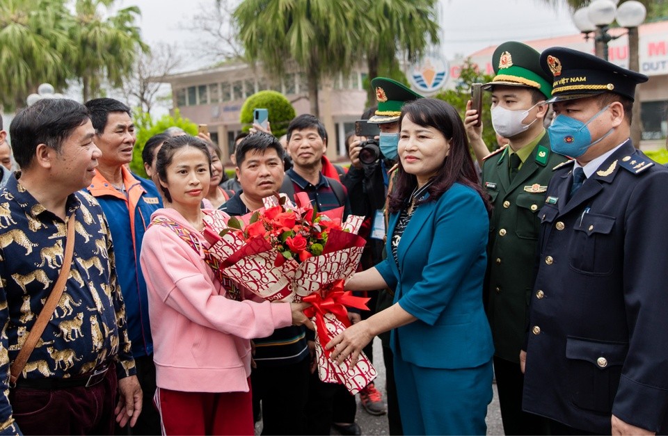 Mong Cai International Border Gate welcomes the first foreign tourist group post COVID-19 on March 15. Photo: VNA Mong Cai International Border Gate welcomes the first foreign tourist group post COVID-19 on March 15. Photo: VNA