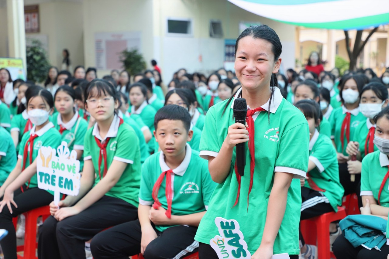 grade 6 and 7 students from Hop Giang Secondary School, Cao Bang province excitedly took part together in a communication activity to raise awareness about online risks. Source: ChildFund Vietnam grade 6 and 7 students from Hop Giang Secondary School, Cao Bang province excitedly took part together in a communication activity to raise awareness about online risks. Source: ChildFund Vietnam