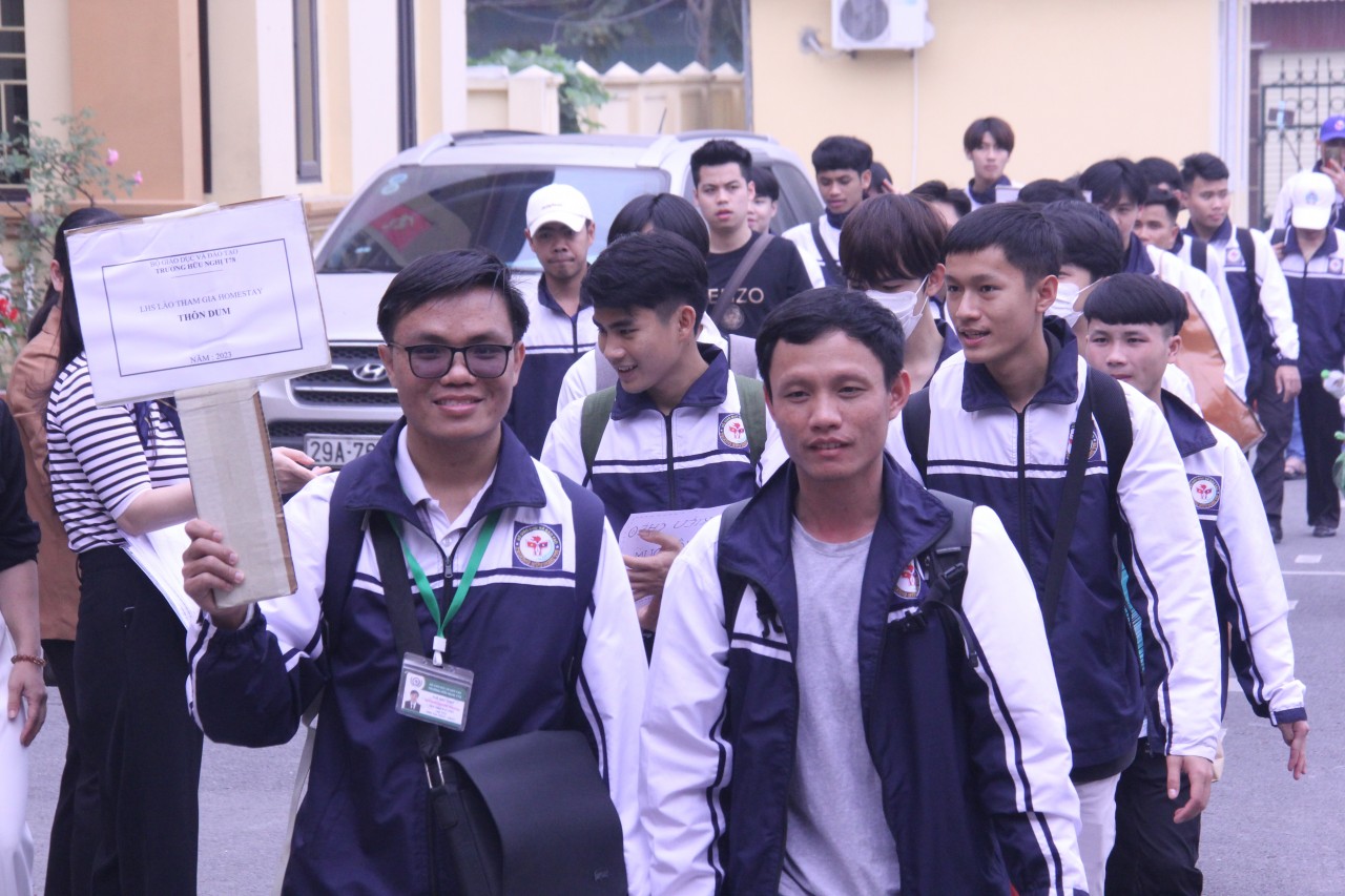Lưu học sinh Lào "3 cùng" với bố mẹ Việt Lưu học sinh Lào "3 cùng" với bố mẹ Việt