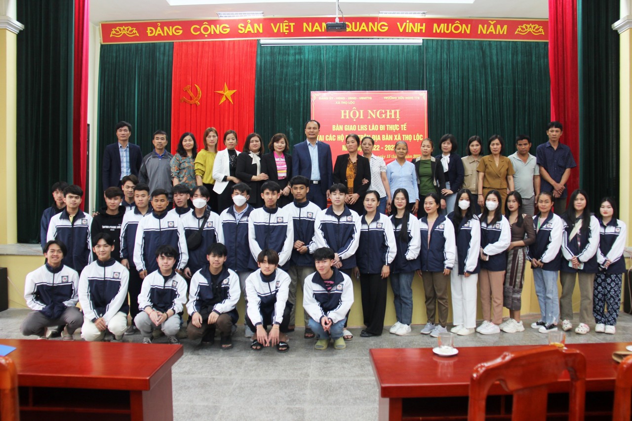 Lưu học sinh Lào "3 cùng" với bố mẹ Việt Lưu học sinh Lào "3 cùng" với bố mẹ Việt