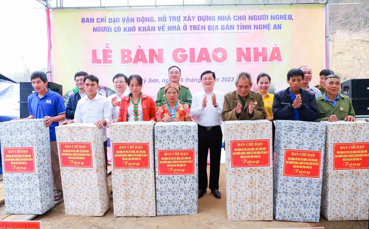 Nghệ An: Bàn giao nhà cho 65 hộ gia đình có hoàn cảnh khó khăn ở huyện biên giới Kỳ Sơn