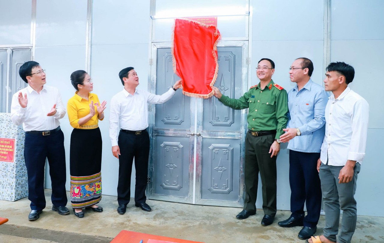 Nghệ An: Bàn giao nhà cho 65 hộ gia đình có hoàn cảnh khó khăn ở huyện biên giới Kỳ Sơn
