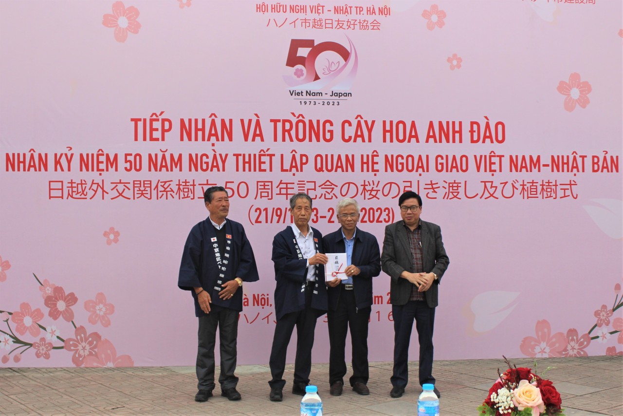 Lãnh đạo Hội hữu nghị Nhật - Việt vùng Chukyo, Nhật Bản trao quyết định dành tặng Thủ đô Hà Nội 110 cây hoa anh đào. Lãnh đạo Hội hữu nghị Nhật - Việt vùng Chukyo, Nhật Bản trao quyết định dành tặng Thủ đô Hà Nội 110 cây hoa anh đào.