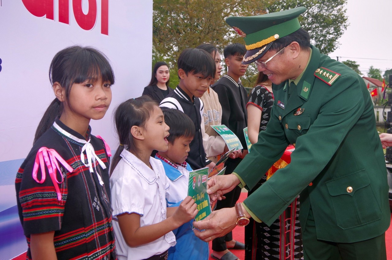 Đại tá Đặng Ngọc Hiệu, Phó Chính ủy BĐBP tỉnh Thừa Thiên Huế trao học bổng cho các em học sinh. Đại tá Đặng Ngọc Hiệu, Phó Chính ủy BĐBP tỉnh Thừa Thiên Huế trao học bổng cho các em học sinh.
