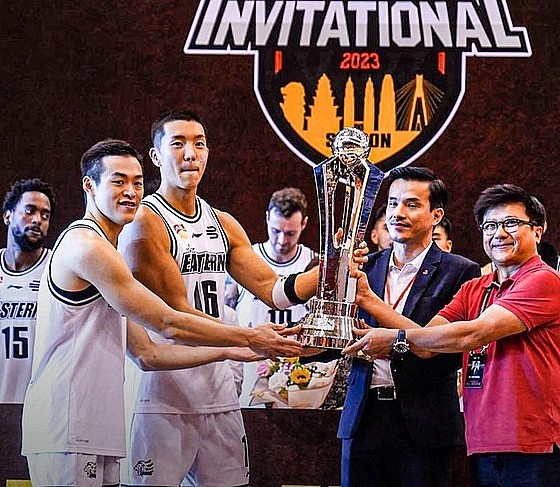 The team from Hong Kong-China received the ABL 2023 championship trophy at Nguyen Du Gymnasium (HCMC). Photo: BR.TV The team from Hong Kong-China received the ABL 2023 championship trophy at Nguyen Du Gymnasium (HCMC). Photo: BR.TV