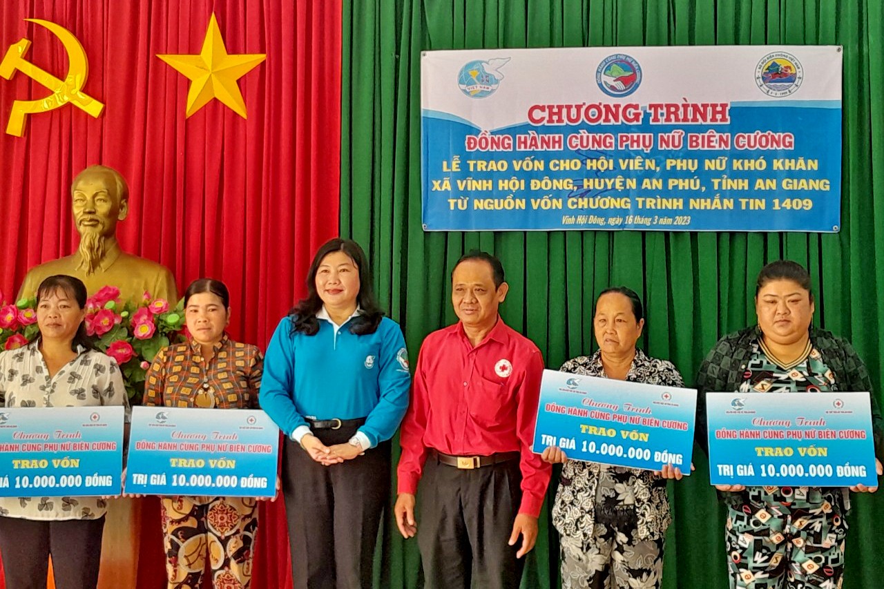 An Giang: Hỗ trợ 100 triệu đồng cho phụ nữ nghèo nơi biên giới An Giang: Hỗ trợ 100 triệu đồng cho phụ nữ nghèo nơi biên giới