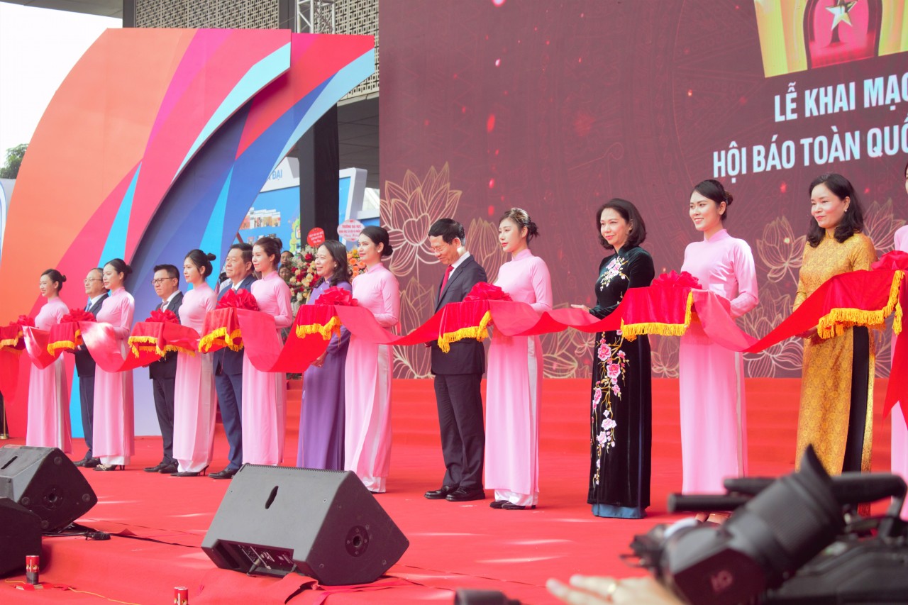 Các đại biểu cắt băng khai mạc Hội Báo toàn quốc 2023.