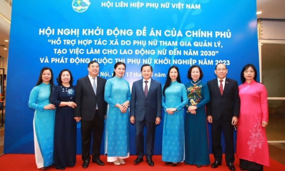 Bí thư Trung ương Đảng, Phó Thủ tướng Chính phủ Lê Minh Khái (giữa); Ủy viên TƯ Đảng, Chủ tịch Hội LHPN Việt Nam Hà Thị Nga (thứ 4 từ trái sang); Phó Chủ tịch Hội LHPN Việt Nam Trần Lan Phương (thứ 6 từ trái sang) và các đại biểu dự khai mạc Hội nghị Bí thư Trung ương Đảng, Phó Thủ tướng Chính phủ Lê Minh Khái (giữa); Ủy viên TƯ Đảng, Chủ tịch Hội LHPN Việt Nam Hà Thị Nga (thứ 4 từ trái sang); Phó Chủ tịch Hội LHPN Việt Nam Trần Lan Phương (thứ 6 từ trái sang) và các đại biểu dự khai mạc Hội nghị