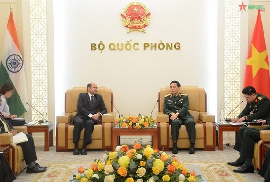 Minister of National Defence Gen. Phan Van Giang (R) receives Indian Ambassador to Vietnam Sandeep Arya. (Photo: VNA) Minister of National Defence Gen. Phan Van Giang (R) receives Indian Ambassador to Vietnam Sandeep Arya. (Photo: VNA)