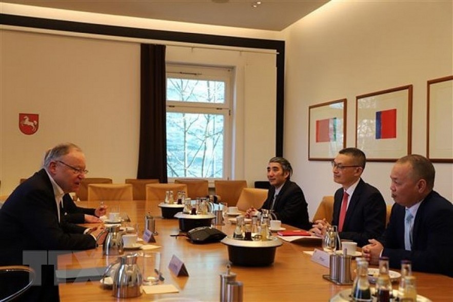 Vietnamese Ambassador to Germany Vu Quang Minh (centre, right) meets Minister-President of Lower Saxony Stephan Weil (Photo: VNA) Vietnamese Ambassador to Germany Vu Quang Minh (centre, right) meets Minister-President of Lower Saxony Stephan Weil (Photo: VNA)