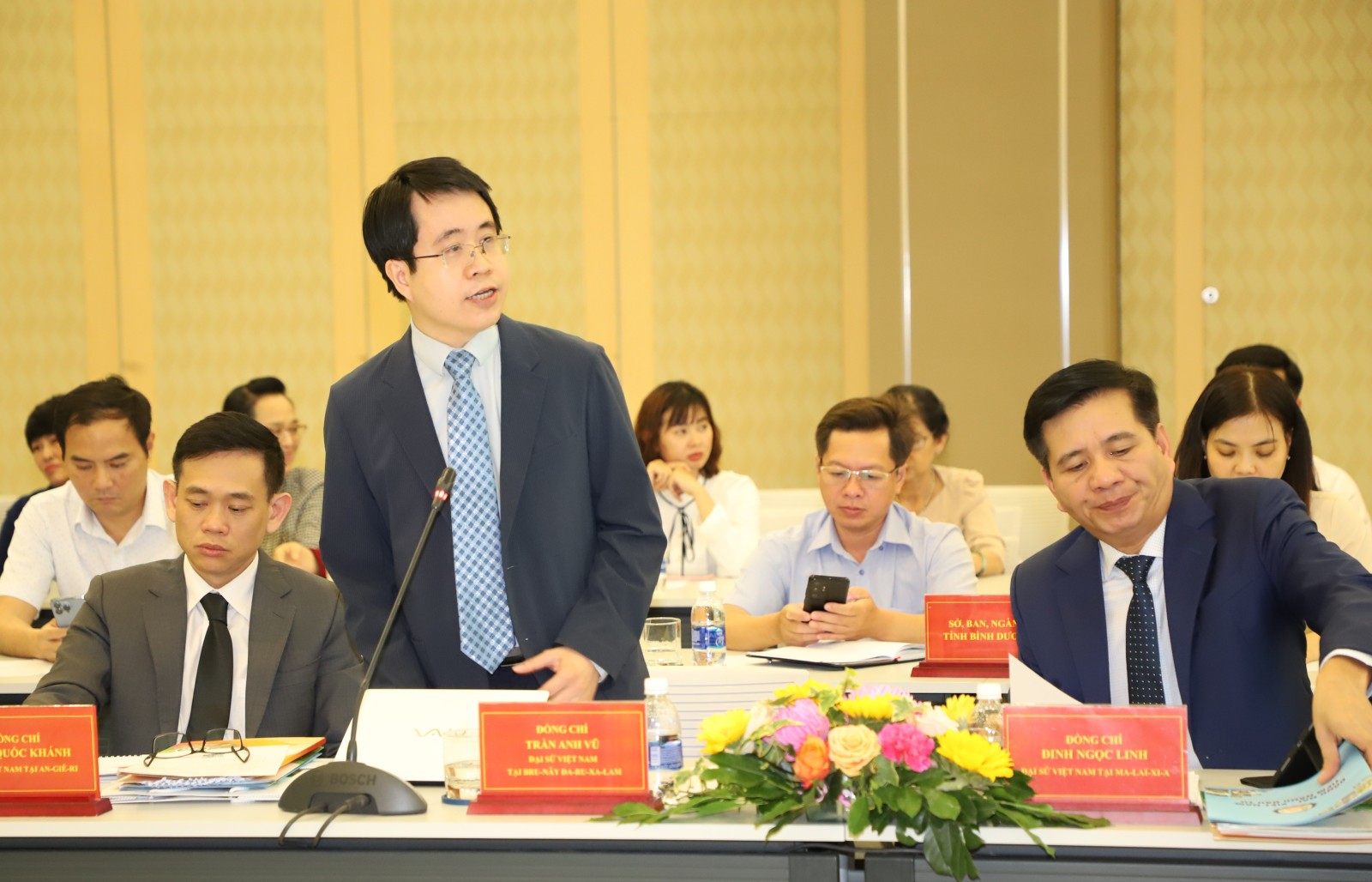 Đại diện Đoàn trưởng cơ quan đại diện Việt Nam ở nước ngoài phát biểu tại tọa đàm (Ảnh: Báo Bình Dương). Đại diện Đoàn trưởng cơ quan đại diện Việt Nam ở nước ngoài phát biểu tại tọa đàm (Ảnh: Báo Bình Dương).