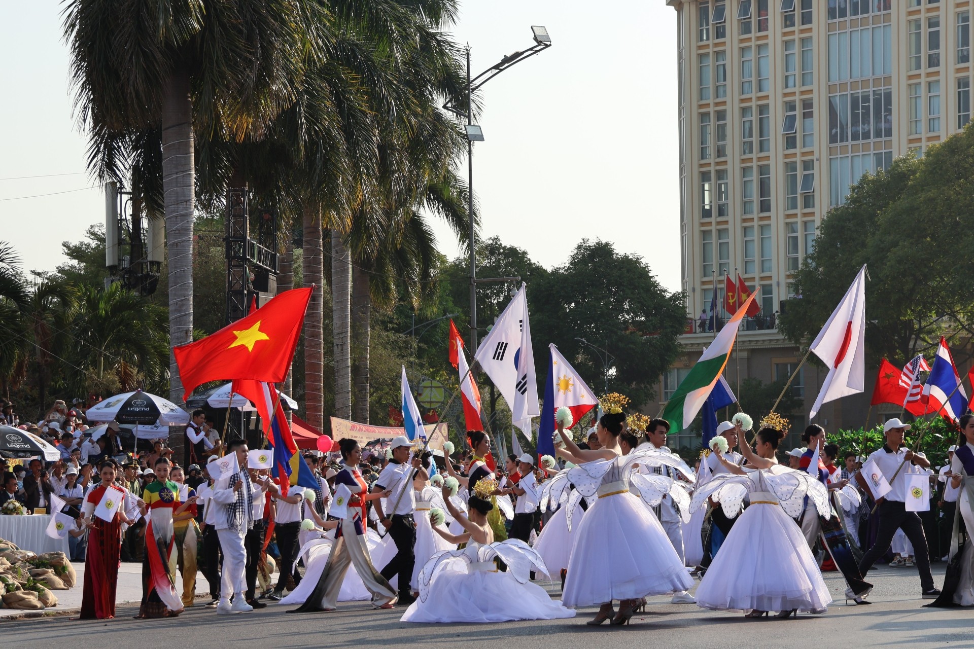 Lễ hội đường phố trong khuôn khổ Lễ hội Cà phê Buôn Ma Thuột lần thứ 8 năm 2023 (Ảnh: Báo Đắk Lắk). Lễ hội đường phố trong khuôn khổ Lễ hội Cà phê Buôn Ma Thuột lần thứ 8 năm 2023 (Ảnh: Báo Đắk Lắk).