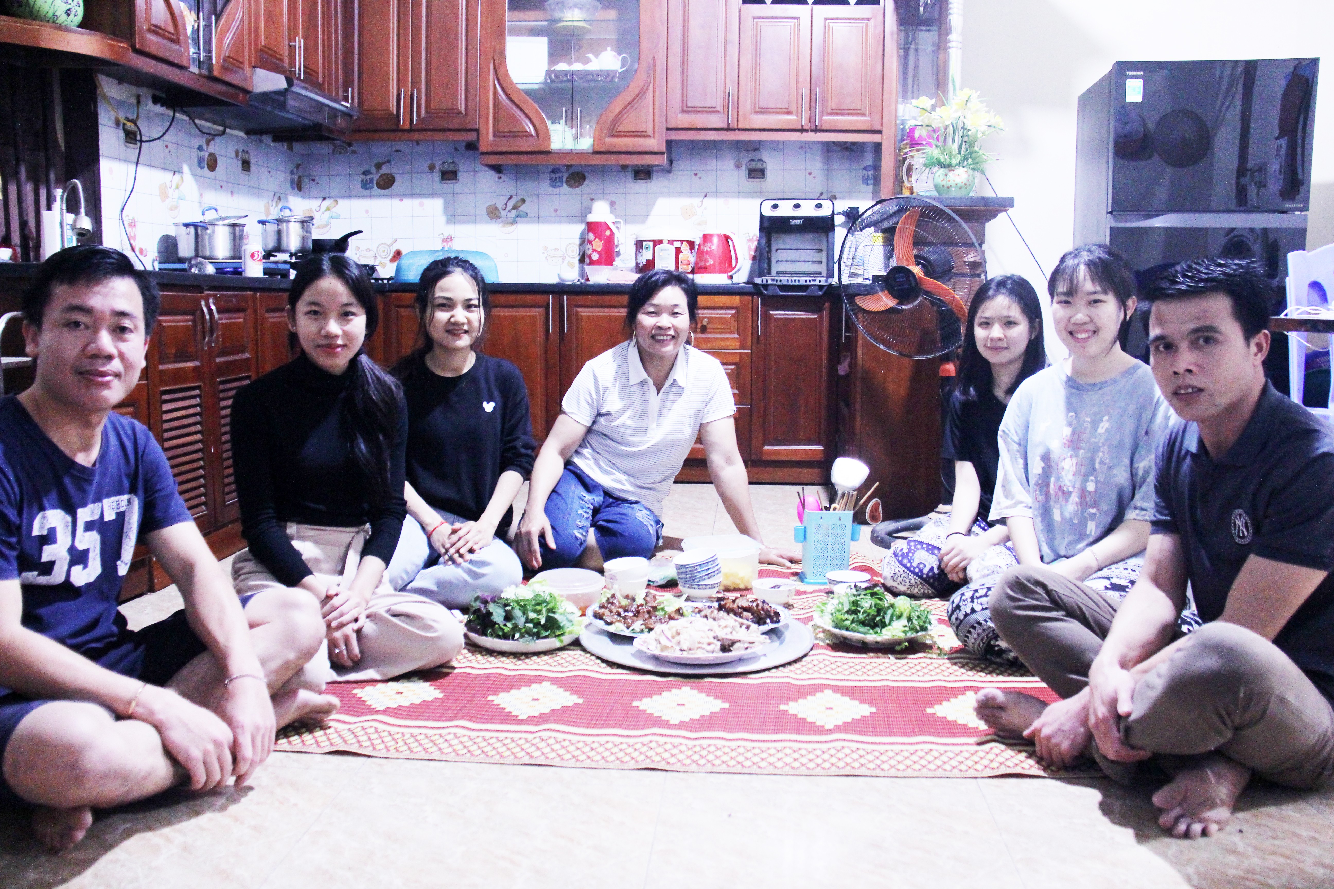 Bữa cơm đầu tiên của chị Nhiễu (thứ tư, từ trái sang) với các con Lào Bữa cơm đầu tiên của chị Nhiễu (thứ tư, từ trái sang) với các con Lào