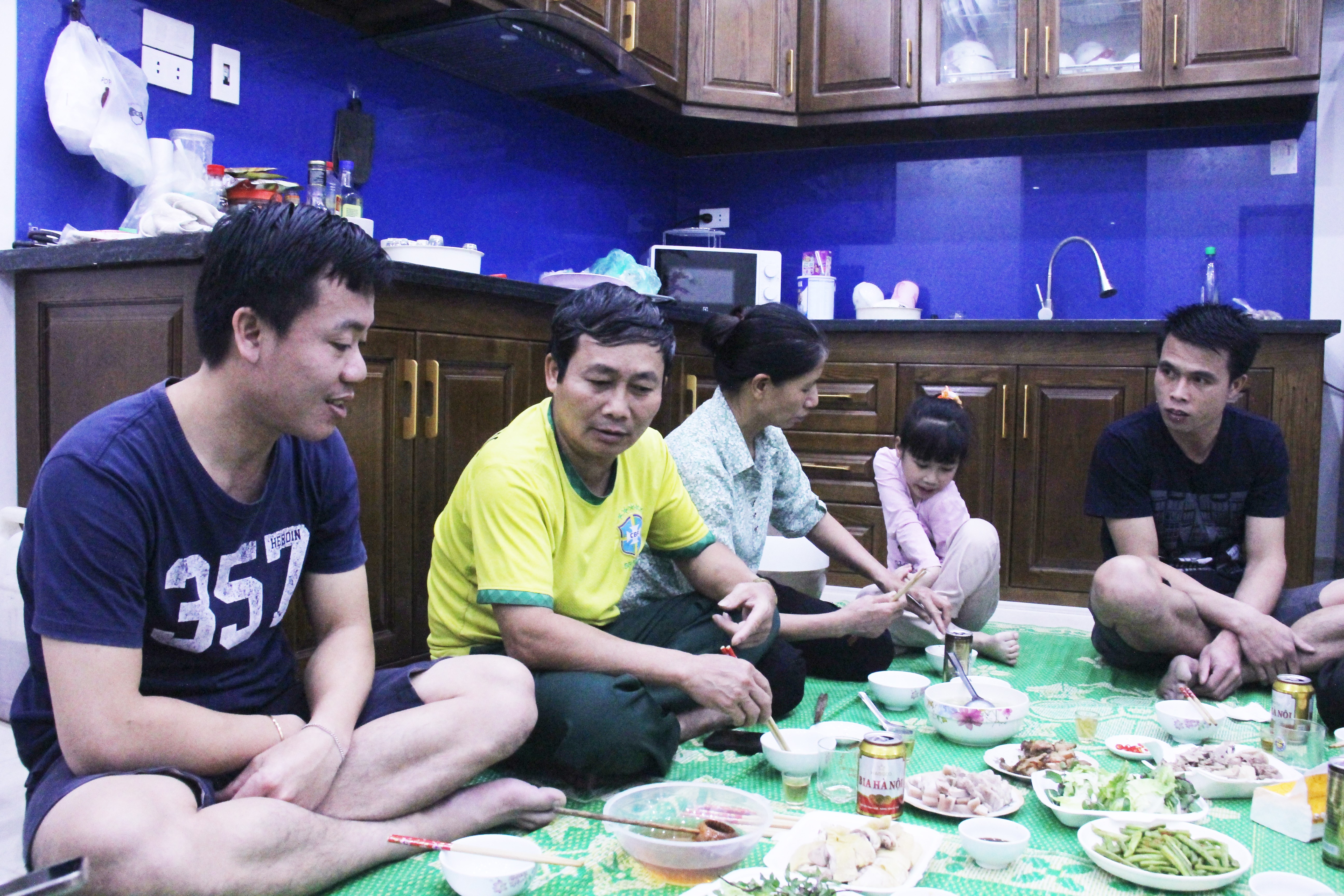 Ông Khôi (áo vàng) tâm sự với con Ông Khôi (áo vàng) tâm sự với con