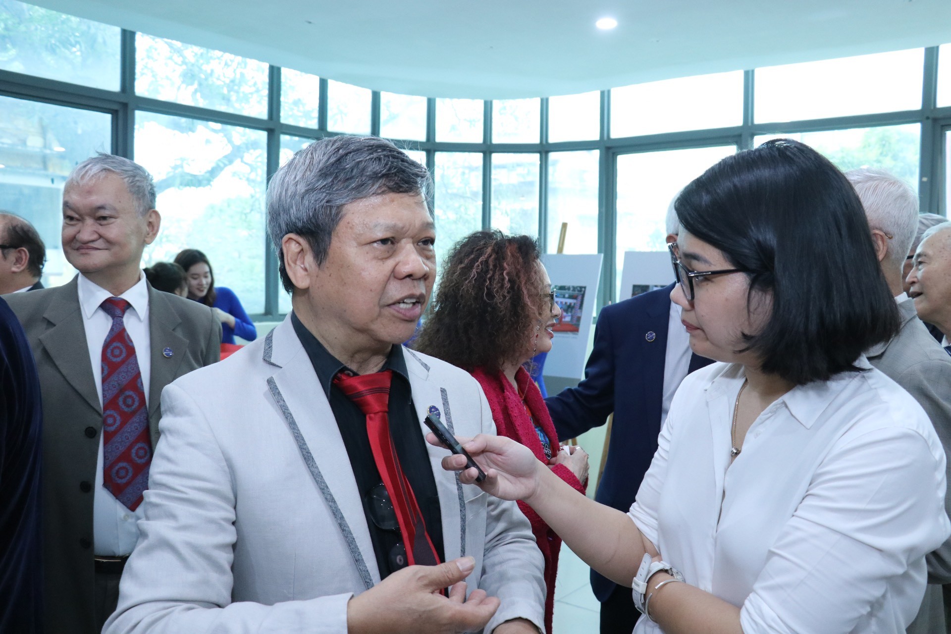 Ông Vũ Đức Khuynh – Hội liên lạc với người Việt Nam ở Tân Calédonie và Vanuatu Hà Nội trả lời phỏng vấn PV tạp chí Thời Đại (Ảnh: Thu Hà). Ông Vũ Đức Khuynh – Hội liên lạc với người Việt Nam ở Tân Calédonie và Vanuatu Hà Nội trả lời phỏng vấn PV tạp chí Thời Đại (Ảnh: Thu Hà).