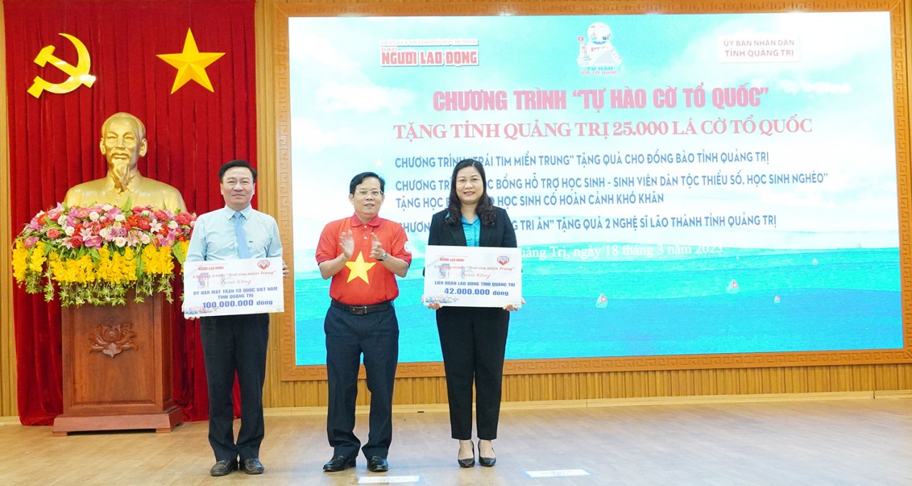Trao 25 nghìn lá cờ Tổ Quốc và hàng trăm suất quà cho học sinh DTTS, hộ nghèo tại Quảng Trị