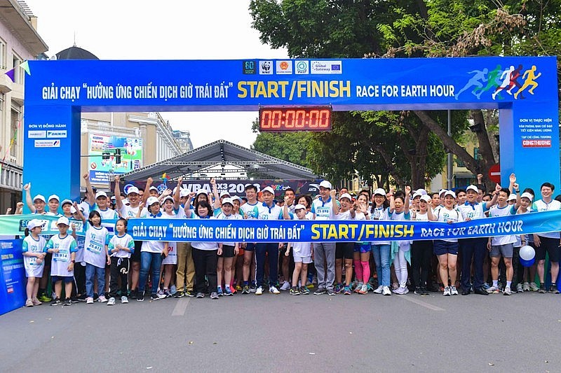 Over 1,000 people run in response to Earth Hour 2023 in Hanoi (Photo: tapchicongthuong.vn) Over 1,000 people run in response to Earth Hour 2023 in Hanoi (Photo: tapchicongthuong.vn)