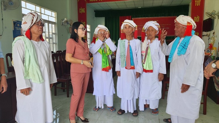 Bình Thuận: Thăm, chúc Tết Ramưwan đồng bào Chăm Bình Thuận: Thăm, chúc Tết Ramưwan đồng bào Chăm
