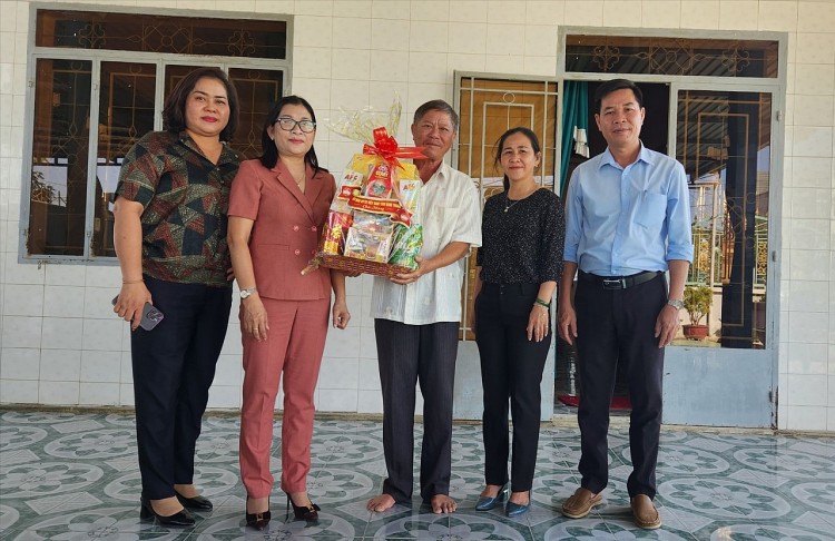 Bình Thuận: Thăm, chúc Tết Ramưwan đồng bào Chăm Bình Thuận: Thăm, chúc Tết Ramưwan đồng bào Chăm