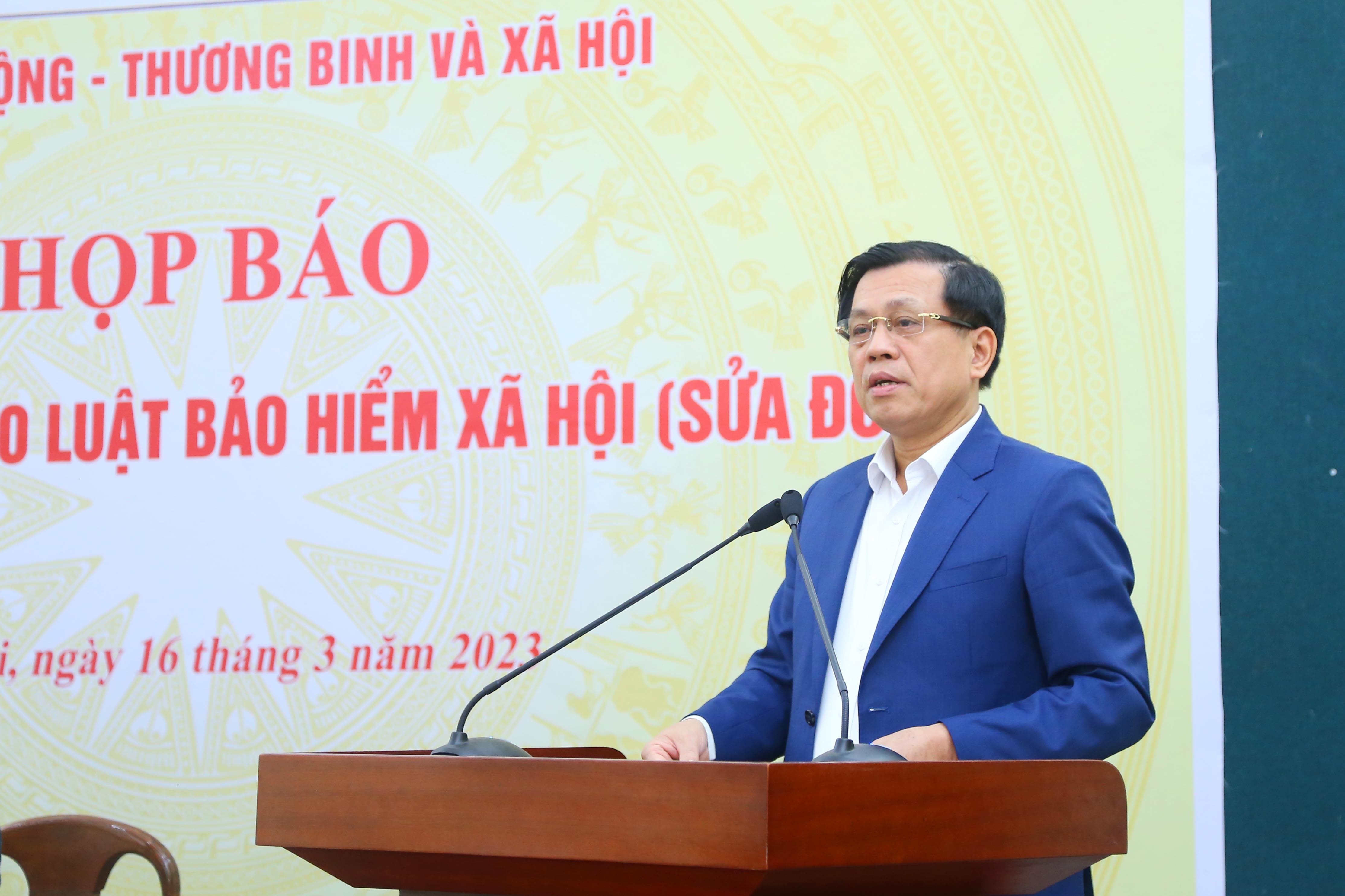 Thứ trưởng Bộ LĐ-TB&XH Nguyễn Bá Hoan phát biểu tại buổi họp báo thông tin dự thảo Luật BHXH (sửa đổi). Thứ trưởng Bộ LĐ-TB&XH Nguyễn Bá Hoan phát biểu tại buổi họp báo thông tin dự thảo Luật BHXH (sửa đổi).