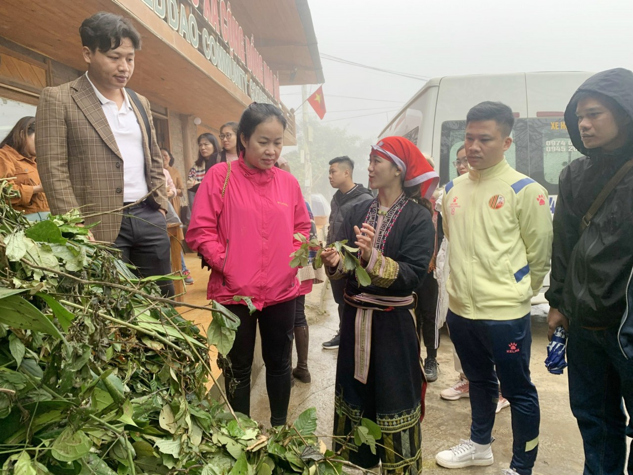 Người dân địa phương giới thiệu với du khách một số loại dược liệu.