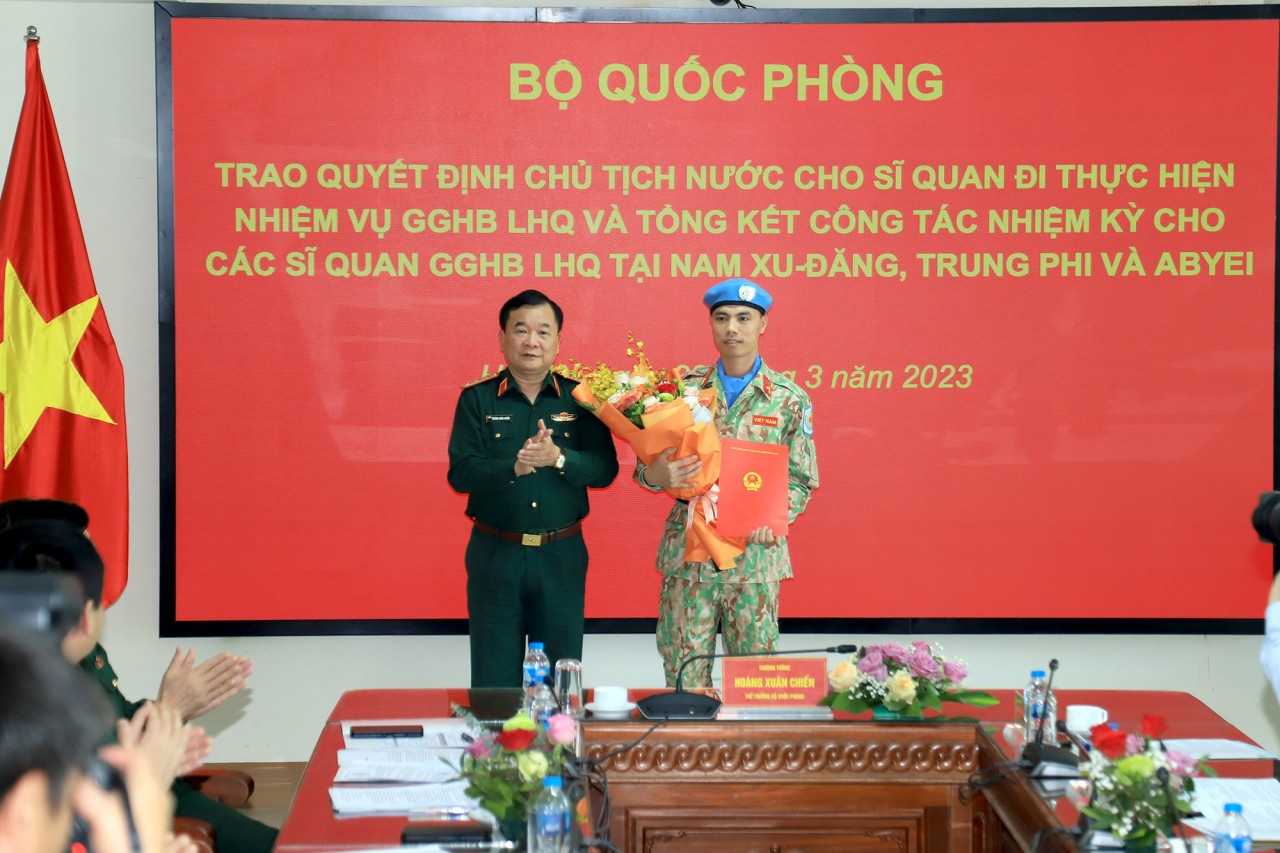 Trao quyết định cho sỹ quan làm nhiệm vụ gìn giữ hòa bình tại Liên hợp quốc