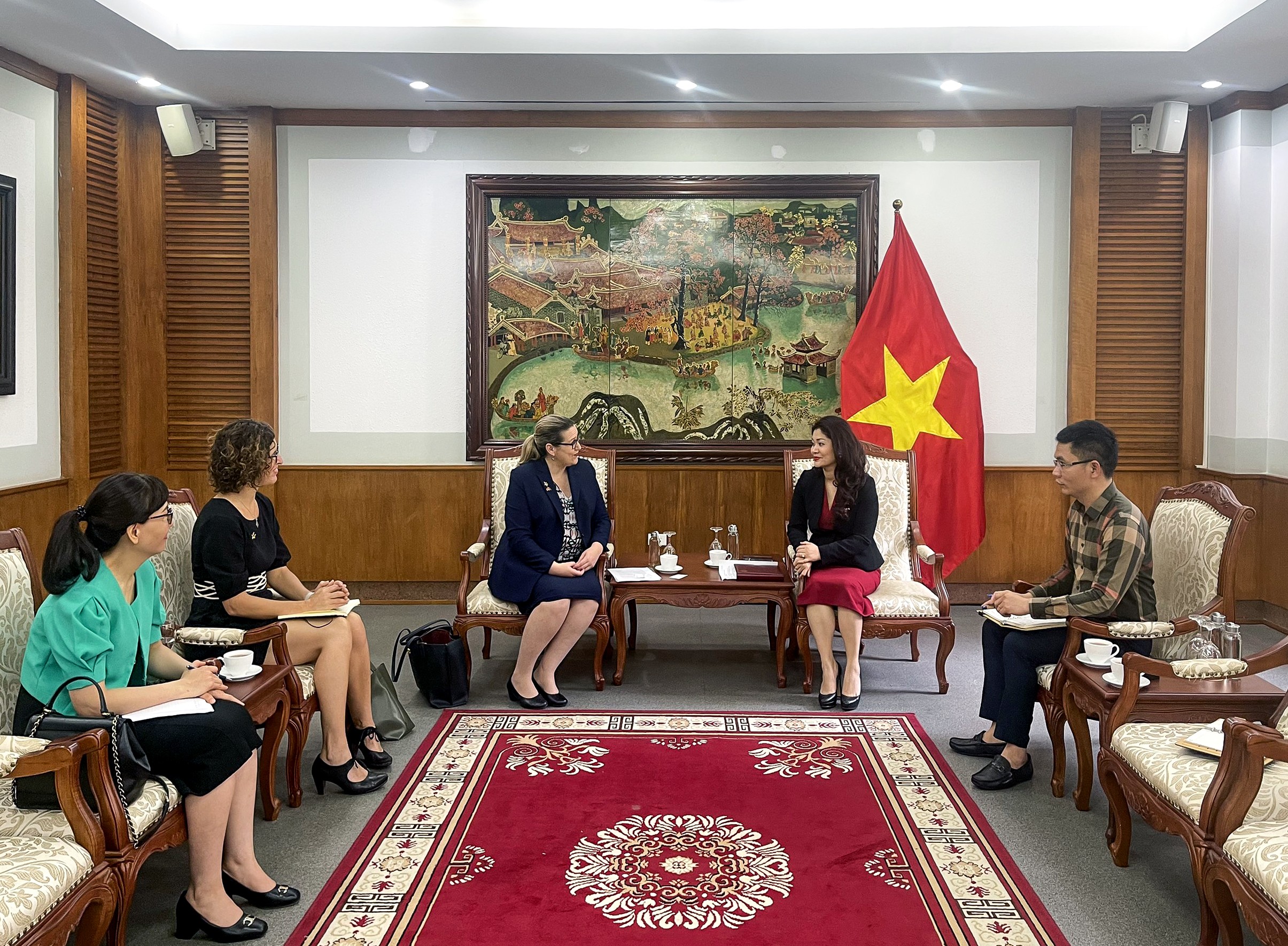 Bà Nguyễn Phương Hòa, Cục trưởng Cục Hợp tác quốc tế, Bộ Văn hóa đã có buổi tiếp và làm việc với bà Carol Holmes, Tham tán Chính trịĐại sứ quán Úc tại Hà Nội (Ảnh: icd.gov.vn). Bà Nguyễn Phương Hòa, Cục trưởng Cục Hợp tác quốc tế, Bộ Văn hóa đã có buổi tiếp và làm việc với bà Carol Holmes, Tham tán Chính trịĐại sứ quán Úc tại Hà Nội (Ảnh: icd.gov.vn).
