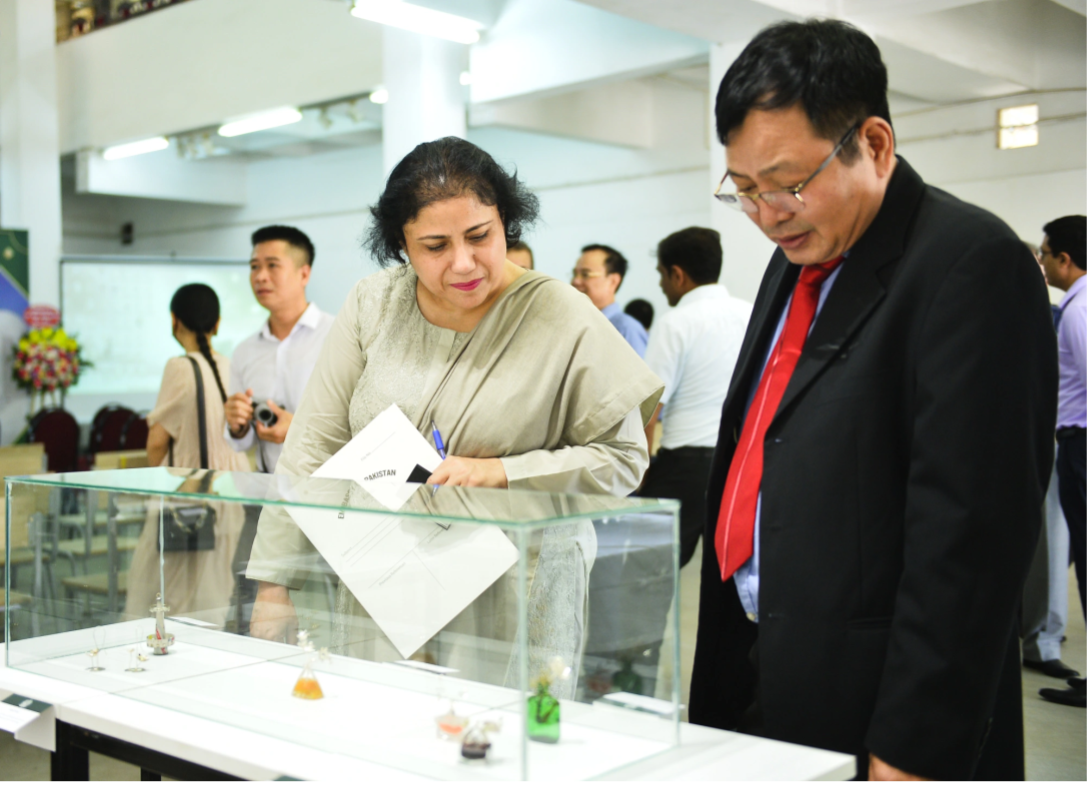 Đại sứ Samina Mehtab tại một triển lãm nghệ thuật diễn ra tại Đại học Mỹ thuật Công nghiệp Hà Nội cuối tháng 6/2022 (Ảnh: quochoi.vn). Đại sứ Samina Mehtab tại một triển lãm nghệ thuật diễn ra tại Đại học Mỹ thuật Công nghiệp Hà Nội cuối tháng 6/2022 (Ảnh: quochoi.vn).