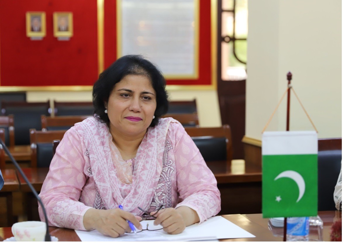 Đại sứ đặc mệnh toàn quyền nước Cộng hòa hồi giáo Pakistan tại Việt Nam Samina Mehtab. Đại sứ đặc mệnh toàn quyền nước Cộng hòa hồi giáo Pakistan tại Việt Nam Samina Mehtab.