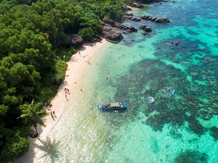 The attractive natural beauty of the An Thoi archipelago of Phu Quoc captivates tourists. The attractive natural beauty of the An Thoi archipelago of Phu Quoc captivates tourists.