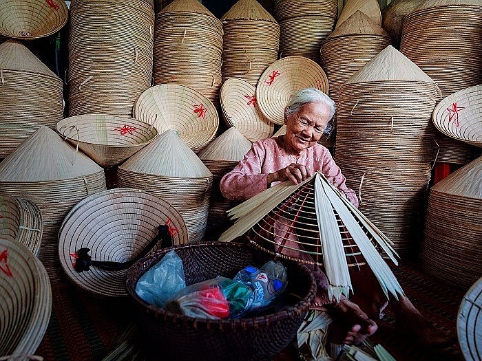 The craft of conical hat making has been practiced in Thua Thien Hue for centuries. (Photo: skhcn.thuathienhue.gov.vn) The craft of conical hat making has been practiced in Thua Thien Hue for centuries. (Photo: skhcn.thuathienhue.gov.vn)