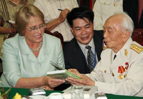 Tổng thống Bachelet hội kiến với Đại tướng Võ Nguyên Giáp năm 2006 (ảnh: Tư liệu) Tổng thống Bachelet hội kiến với Đại tướng Võ Nguyên Giáp năm 2006 (ảnh: Tư liệu)