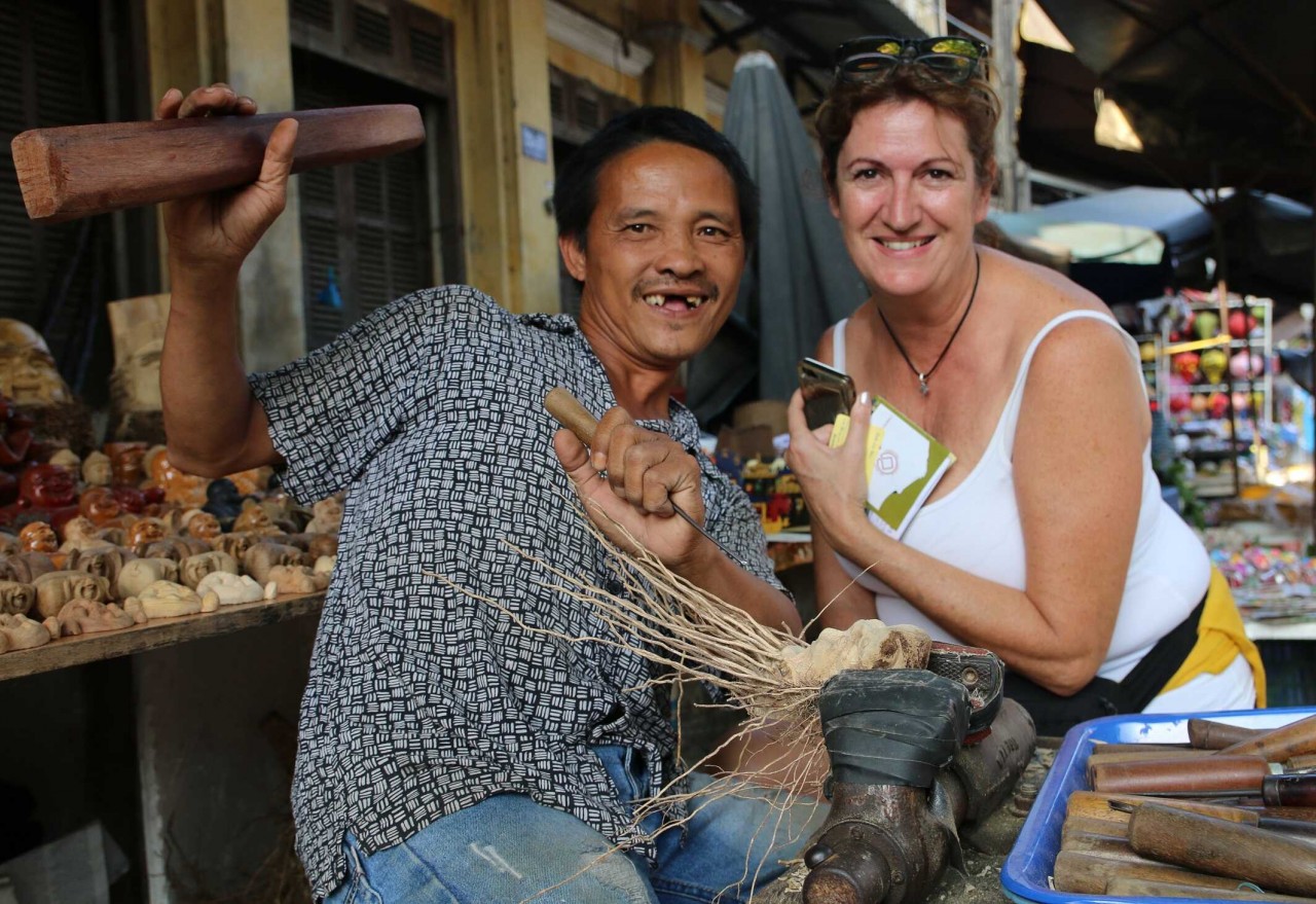 Phuong Do with a foreign tourist. Photo: Bao Cong Thuong Phuong Do with a foreign tourist. Photo: Bao Cong Thuong