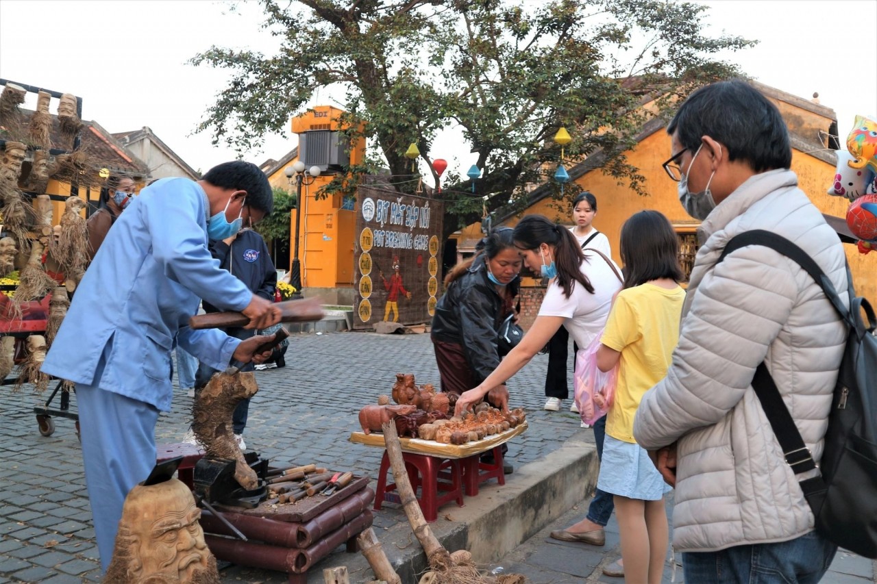 Tourists watch Phuong Do perform his skills. Photo: Dantri Tourists watch Phuong Do perform his skills. Photo: Dantri