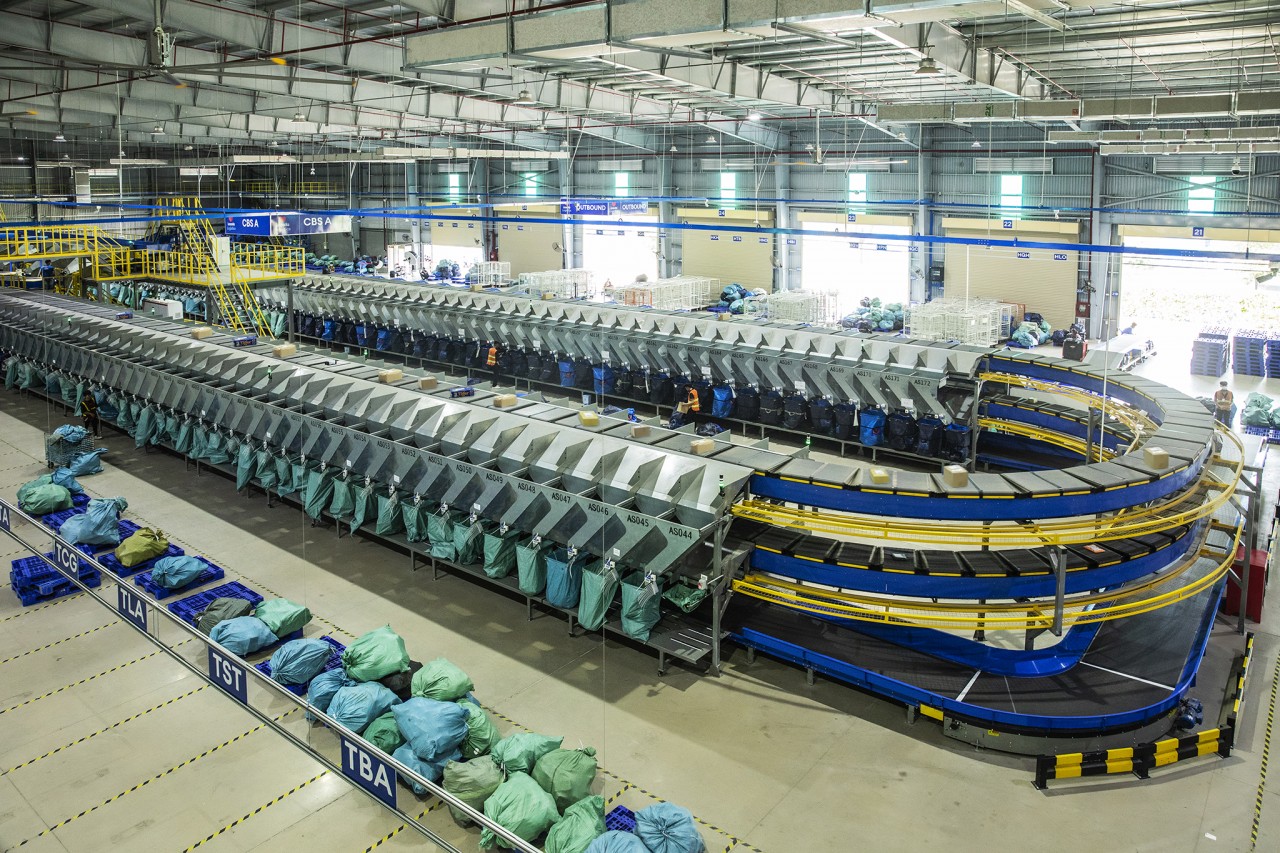 Logistics Park Sóng Thần được trang bị hệ thống băng chuyền hiện đại 2 tầng với công suất xử lý tới 45.000 bưu kiện mỗi giờ. Logistics Park Sóng Thần được trang bị hệ thống băng chuyền hiện đại 2 tầng với công suất xử lý tới 45.000 bưu kiện mỗi giờ.