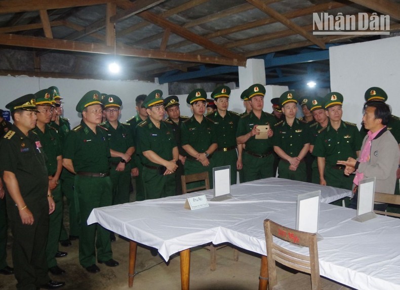 Đoàn sĩ quan trẻ tham quan khu di tích lịch sử tại khu căn cứ cách mạng tại tỉnh Houaphanh (Ảnh: Báo Nhân dân) Đoàn sĩ quan trẻ tham quan khu di tích lịch sử tại khu căn cứ cách mạng tại tỉnh Houaphanh (Ảnh: Báo Nhân dân)