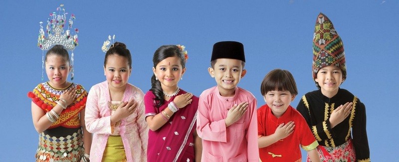 Kiểu chào Namaste - Đặt tay lên trái tim (Ảnh: KT).
