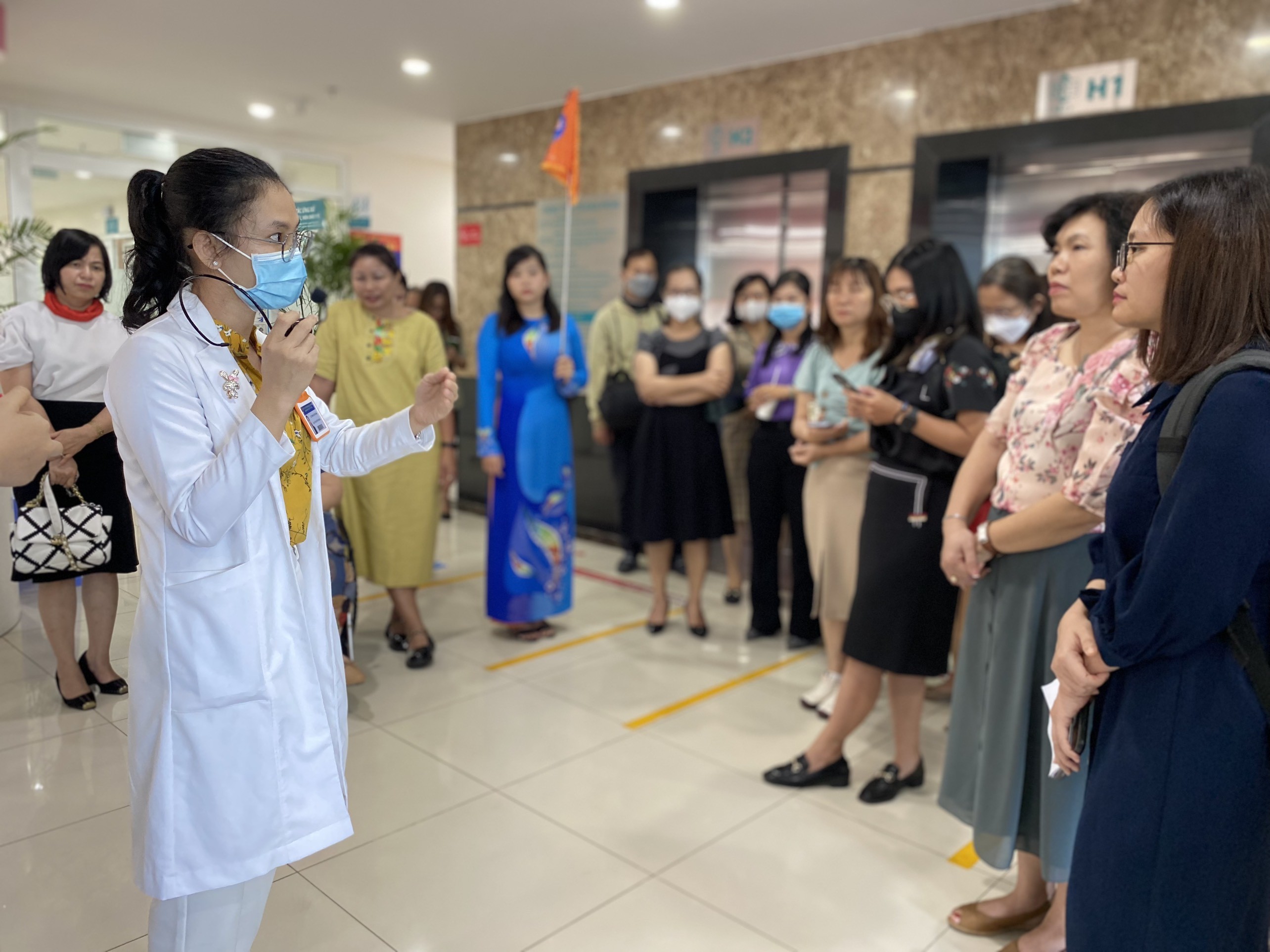 Bác sĩ bệnh viện Hùng Vương giới thiệu về quy trình hỗ trợ nạn nhân bị bạo lực cho đại biểu Bác sĩ bệnh viện Hùng Vương giới thiệu về quy trình hỗ trợ nạn nhân bị bạo lực cho đại biểu
